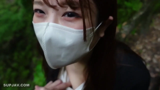 脸部特写 · 微笑 · 注视 · 户外 · 仰视 · 长发 · 便装 · 口罩
