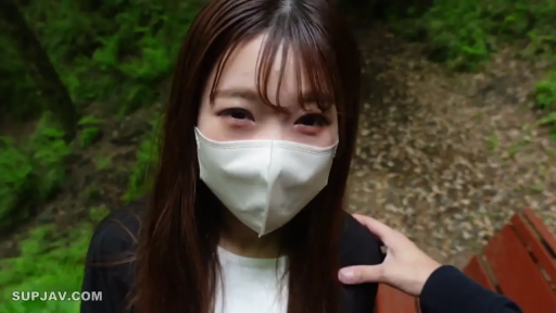 脸部特写 · 站立 · 自然 · 公园 · 口罩 · 黑色外套 · 现实场景 · 被人搭肩