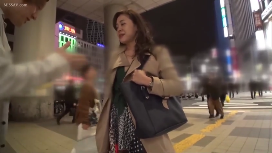 手提包 · 深色印花连衣裙 · 繁华城市街道 · 女性面部特写 · 背景中有模糊的路人 · 女性显得有些意外或困惑