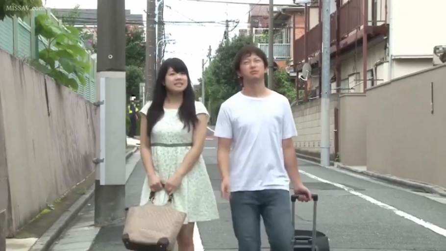 手提包 · 蓝色牛仔裤 · 交谈 · 白昼 · 日本住宅街道