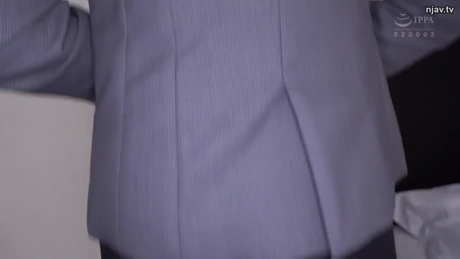 室内 · 站立 · 高清 · 背部 · 整理衣服 · 职业衬衫