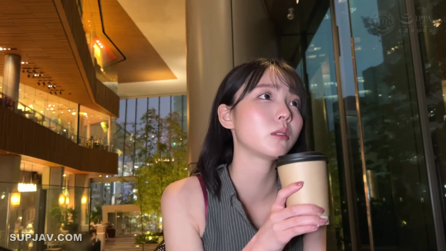 坐姿 · 上半身特写 · 亚洲女性 · 咖啡杯 · 手持咖啡 · 迷茫表情 · 竖条纹无袖上衣 · 商场夜景