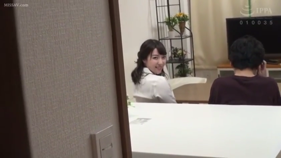 微笑 · 客厅 · 白色衬衫 · 家具 · 女子脸部特写