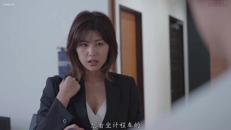 专注 · 面部特写 · 手提包 · 白色深V紧身衣 · 办公室或室内空间
