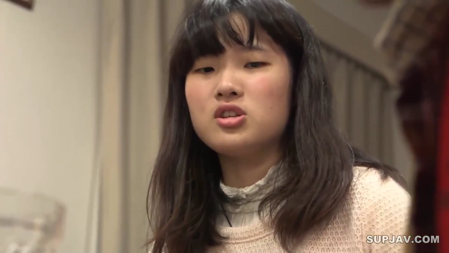 室内 · 嘴唇微张 · 脸部特写 · 白色针织衫