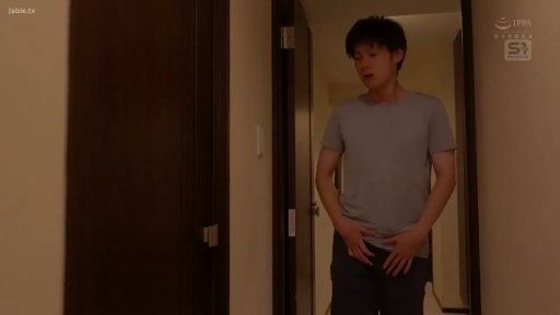 住宅内部 · 神情困惑 · 灰色圆领T恤 · 上半身中景