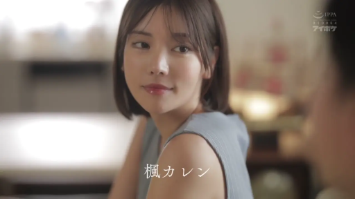 室内 · 坐姿 · 微笑 · 面部特写 · 注视 · 短发 · 无袖衫