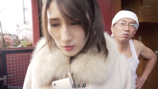 室内 · 脸部特写 · 站立 · 看手机 · 手机 · 熟女 · 冷淡 · 毛领大衣