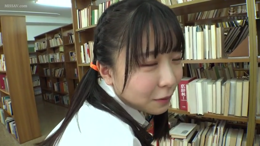 校服 · 脸部特写 · 站立 · 注视 · 书架 · 马尾 · 图书馆 · 眯眼