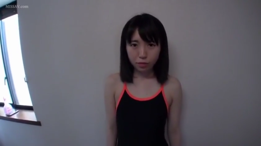 室内 · 冷淡 · 面部特写 · 连体泳衣