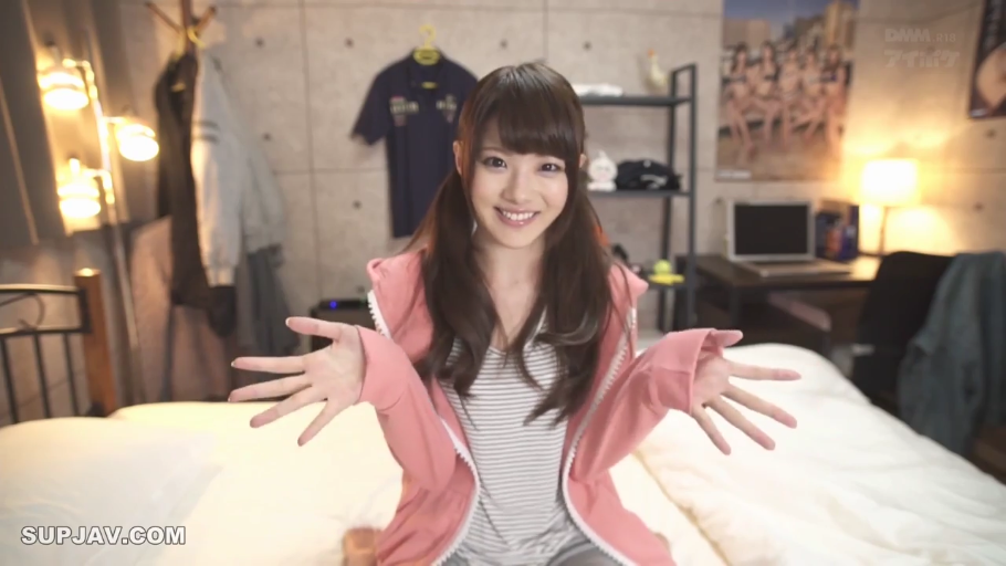 坐姿 · 卧室 · 中景 · 粉色连帽衫