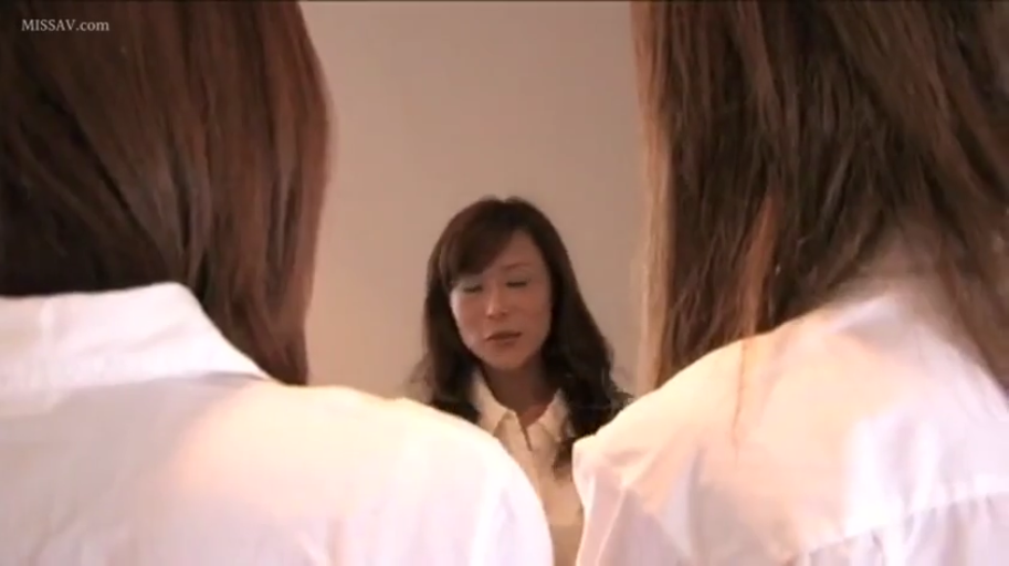 室内 · 交谈中 · 白色衬衫 · 中间女性面部特写