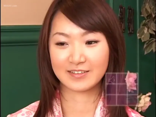 室内 · 微笑 · 面部特写 · 浅粉色印花上衣 · 画中画图标