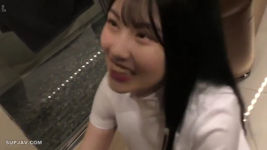 室内 · 顔部のクローズアップ · 微笑 · 跪き姿勢 · 白いTシャツ · 黑色长发 · 抬头仰望