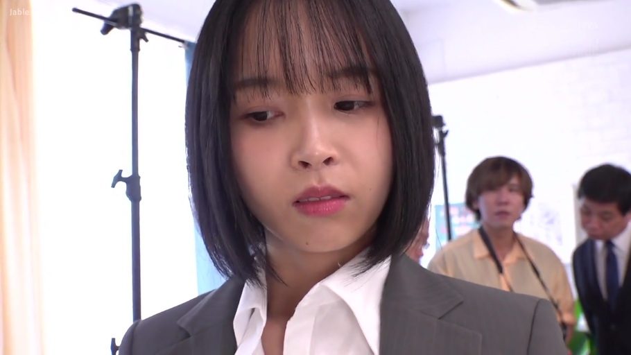 室内 · 脸部特写 · 站姿 · 西装