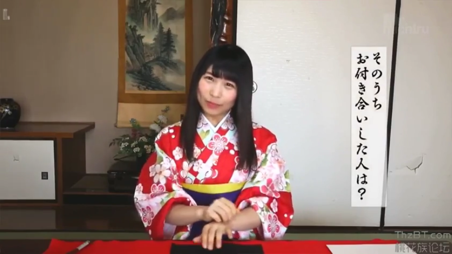 手部特写 · 交谈状 · 日式房间 · 画轴 · 红色花纹和服 · 背景挂有传统画轴