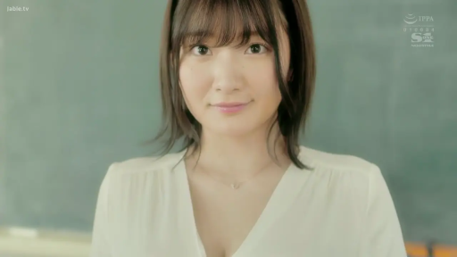 教室 · 微笑 · 职场女性 · 注视 · 黑板 · 白色V领上衣 · 胸部以上 · 正面对镜头