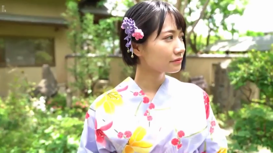 温婉 · 日式庭院 · 自然光线 · 脸部侧面特写 · 日式印花浴衣 · 日式发饰