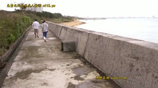 海边 · 女人穿背心和牛仔裤