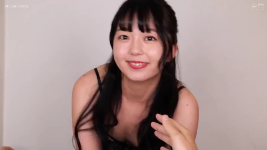 室内 · 俯身 · 微笑 · 面部特写 · 对视 · 黑长直 · 黑色吊带衫
