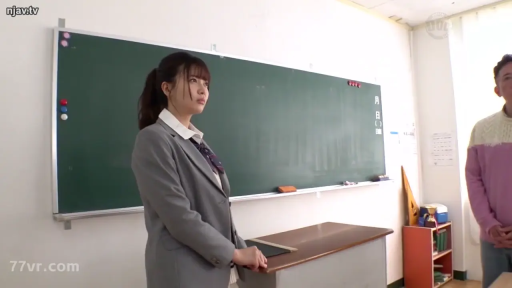 严肃 · 教室 · 职业西装 · 站立 · 黑板 · 侧脸 · 亚洲