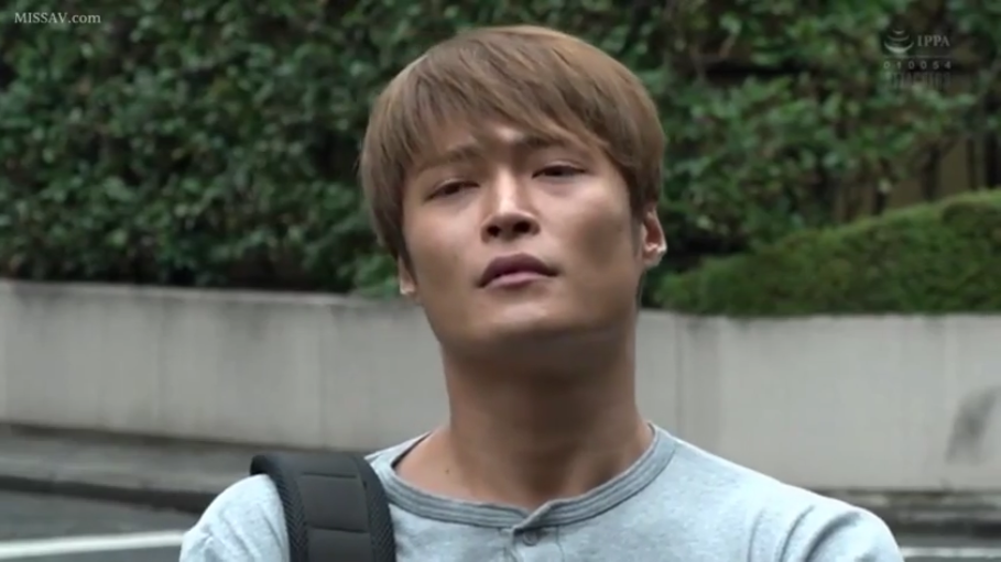 站立 · 面部特写 · 注视 · 灰色T恤 · 户外街道 · 迷茫 · 亚洲男性