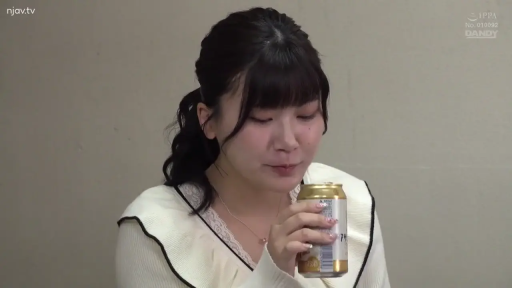 室内 · 喝水状 · 面部特写 · 美甲 · 啤酒罐 · 白色针织上衣