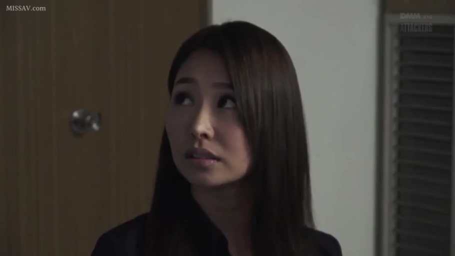 室内 · 面部特写 · 注视 · 惊恐 · 熟女 · 门 · 侧头 · 黑色职业装