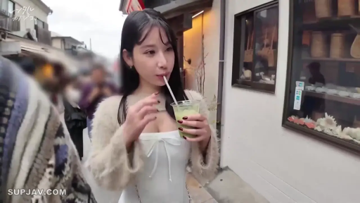 自然 · 上身特写 · 饮料杯 · 室外 · 米色针织外套 · 深色美甲