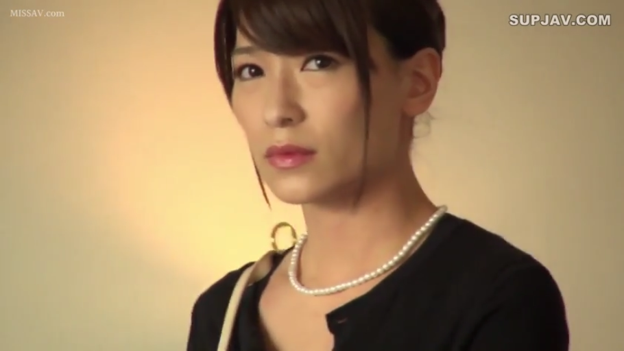 室内 · 严肃 · 站姿 · 面部特写 · 注视 · 黑色上衣