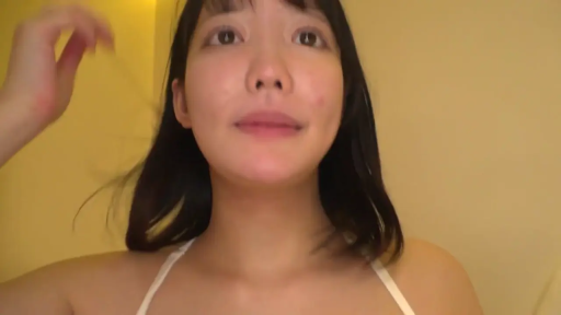 室内 · 注视 · 肩部特写 · 白色吊带内衣