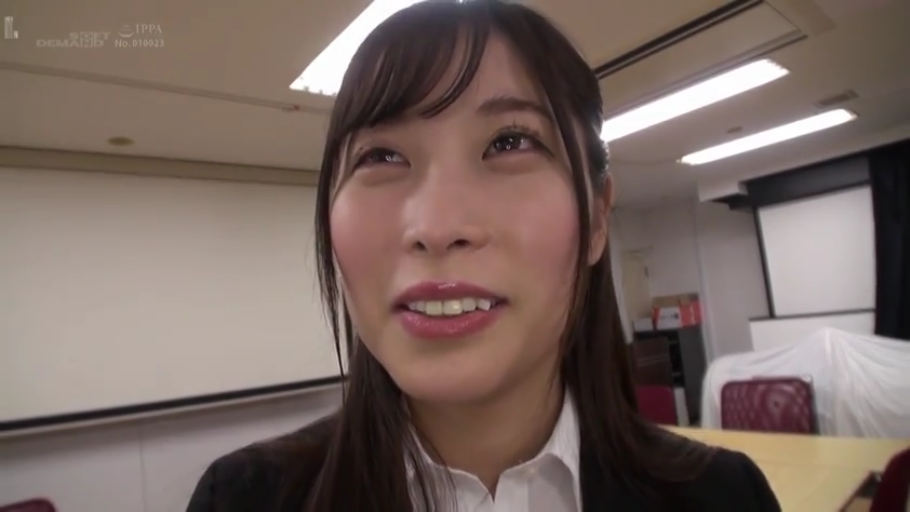 眼神特写 · 办公室 · 黑色西装外套 · 职业化微笑