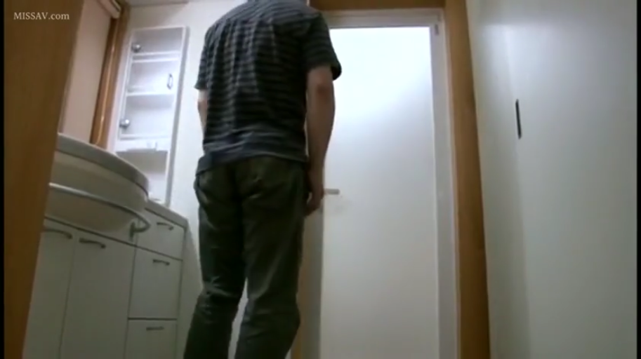 全身 · 站立 · 卫生间 · 条纹短袖