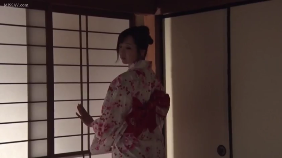和室 · 轻微张嘴 · 和式浴衣 · 头部及肩部特写 · 浴衣