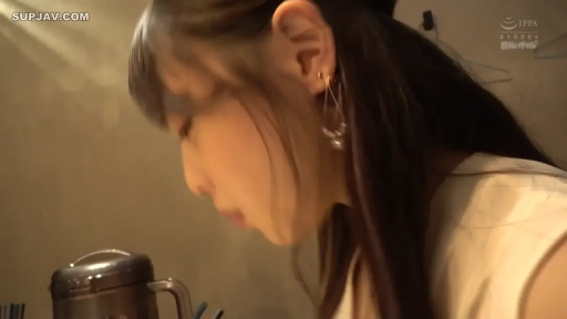 室内 · 专注 · 长发 · 白色无袖上衣 · 侧脸特写 · 用餐 · 俯身坐姿 · 金属水壶