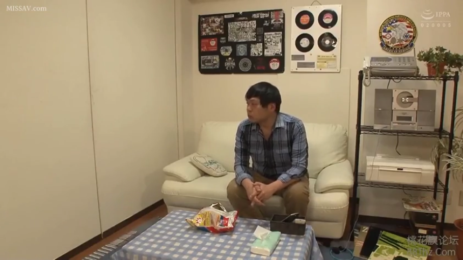 卡其色裤子 · 呆滞 · 客厅 · 零食袋