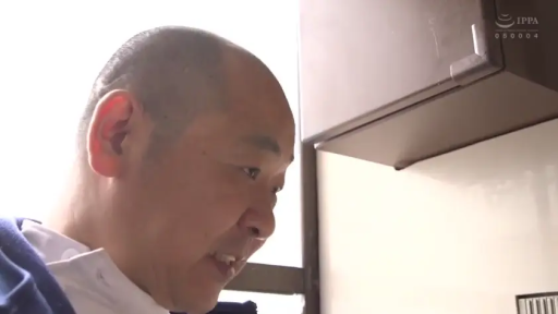 室内 · 交谈中 · 白色内衬 · 男子面部特写