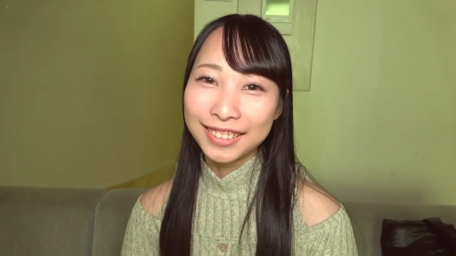 客厅 · 温柔 · 面部特写 · 浅绿色露肩针织上衣