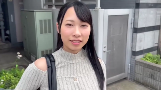 站立 · 微笑 · 自然 · 挎包 · 户外 · 灰色毛衣 · 街拍风格