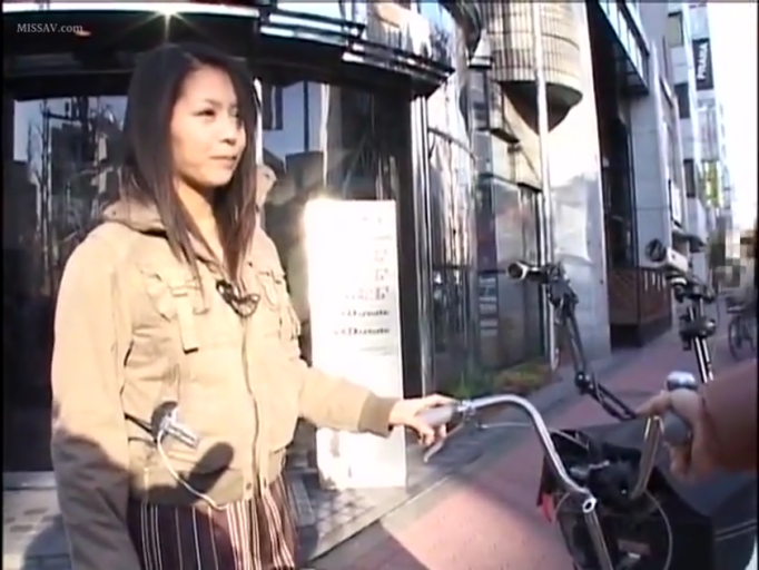 交谈状 · 屋外 · 自然光 · 自行车 · 深色条纹裙 · 人物半身特写