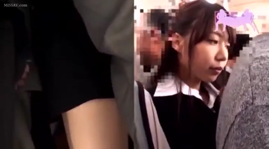 深色职业套装 · 环境拥挤 · 地铁车厢 · 被动 · 咸猪手 · 裙下大腿特写