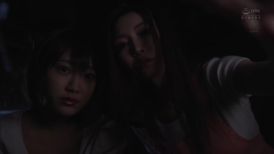 室内 · 严肃 · 俯身 · 脸部特写 · 第一视角 · 注视 · 居家服