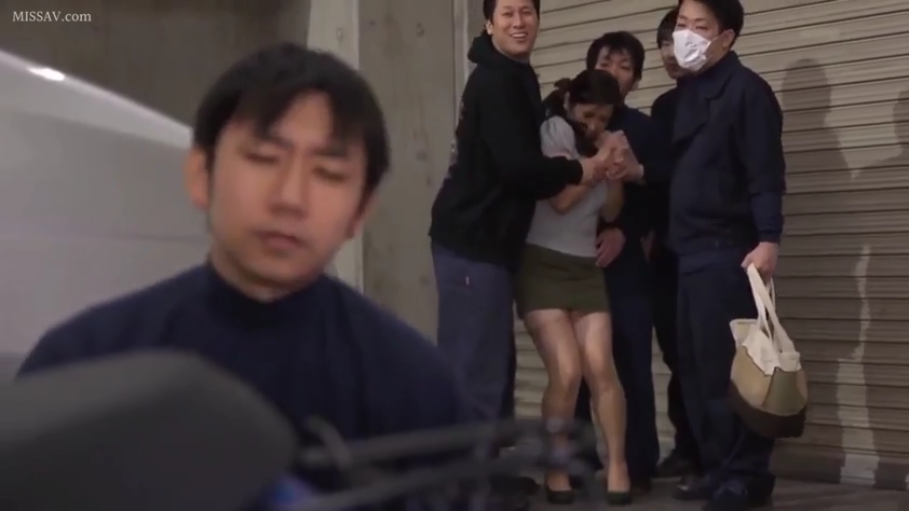 手提包 · 反抗 · 室内停车场 · 阴暗环境 · 男子身穿夹克和卫衣 · 女子被控制的特写