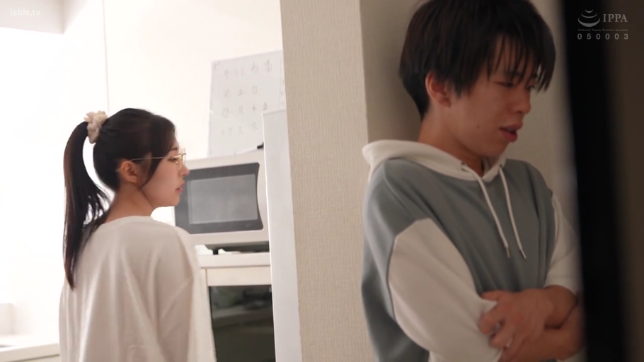眼镜 · 厨房 · 女性侧脸特写 · 男性犹豫不决 · 男性穿拼色连帽衫