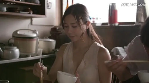 坐姿 · 中景 · 平静 · 居家 · 厨房 · 碗筷 · 进餐 · 无袖深V上衣