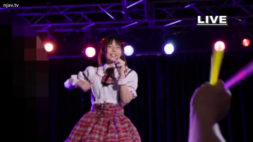 半身 · マイク · 开心 · 舞台 · ライブ配信 · 表演 · 偶像服 · 持麦