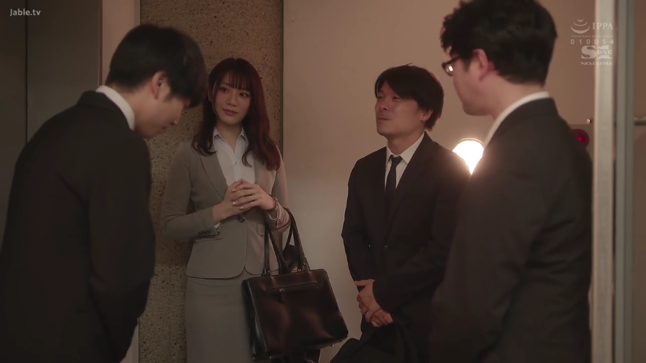 Stand · Medium shot · Business attire · Handbag · Corridor · 交流 · Workplace · 礼貌