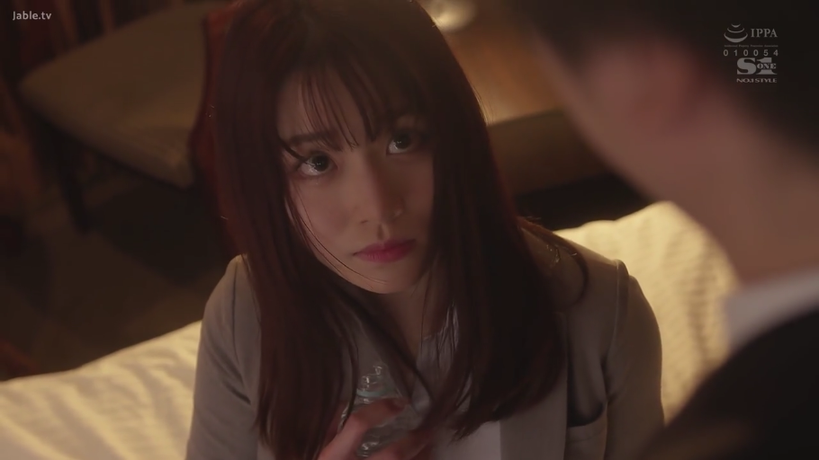 坐姿 · 脸部 · 卧室 · 职业装 · 对视 · 长发 · 水瓶 · 上目线