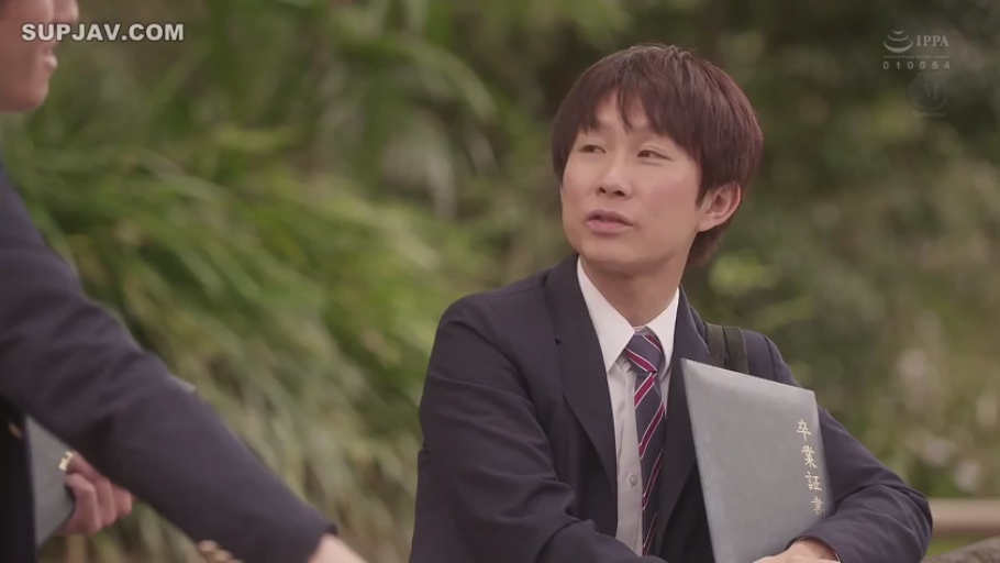 坐姿 · 交谈 · 中景 · 自然 · 户外 · 西装 · 亚洲男性 · 毕业证书