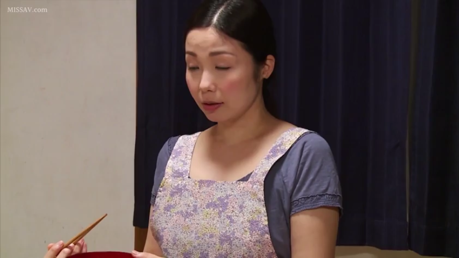 居家环境 · Floral apron · 表情平淡 · 围裙 · 人物半身特写 · 无其他细节